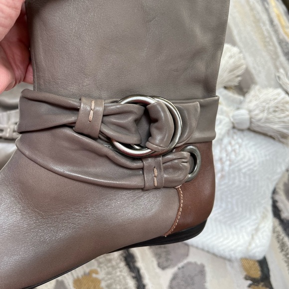 Taupe boots, new, with out tags - Picture 7 of 9